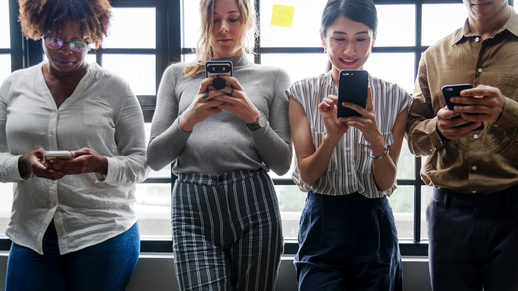 american-casual-cellphone-1262971_1920px